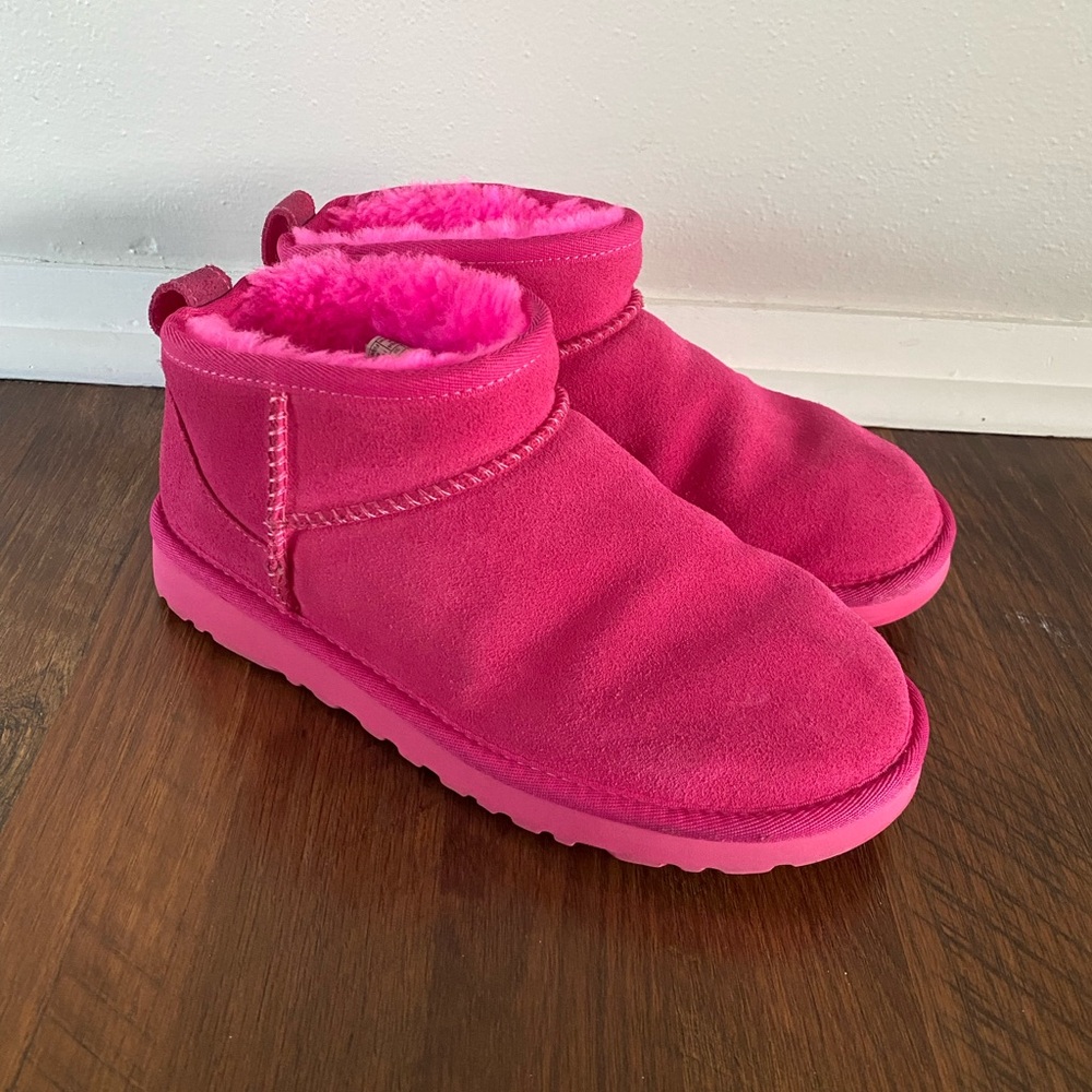 UGGS Ultra Mini Women’s Pink Suede Boots-size 7 *like NEW*